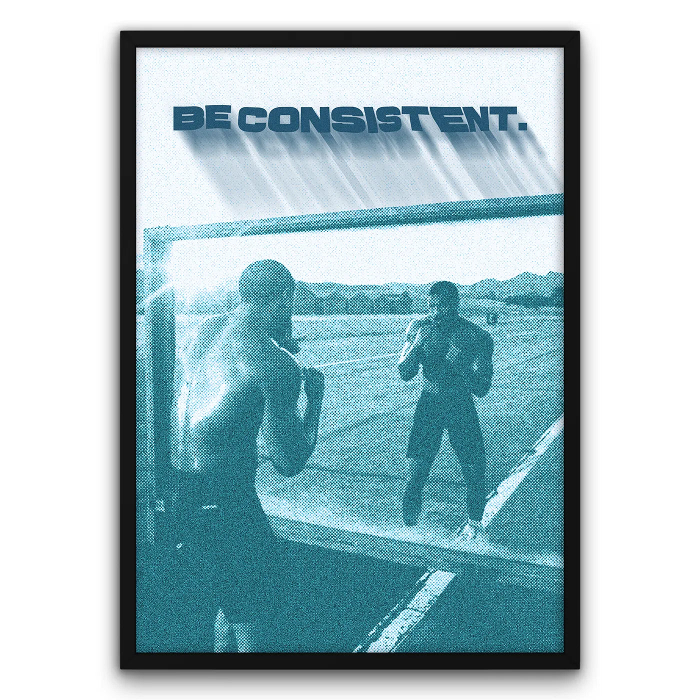 Plakat motywacyjny "Be Consistent" z mężczyzną trenującym przed lustrem, niebieski odcień, inspiracja do regularności w treningach.