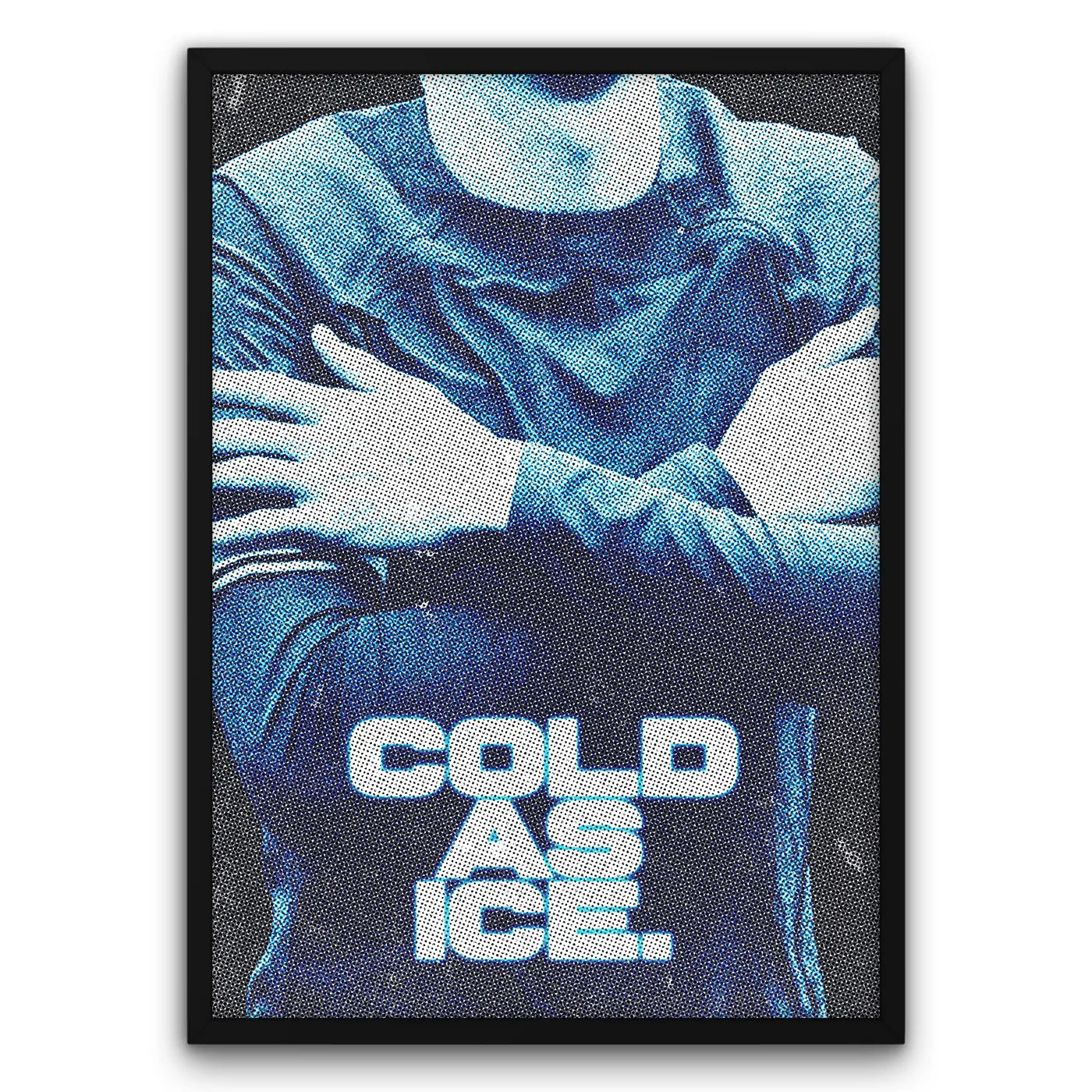 Plakat "COLD AS ICE" z osobą w niebieskiej koszulce z założonymi rękami na piersi.