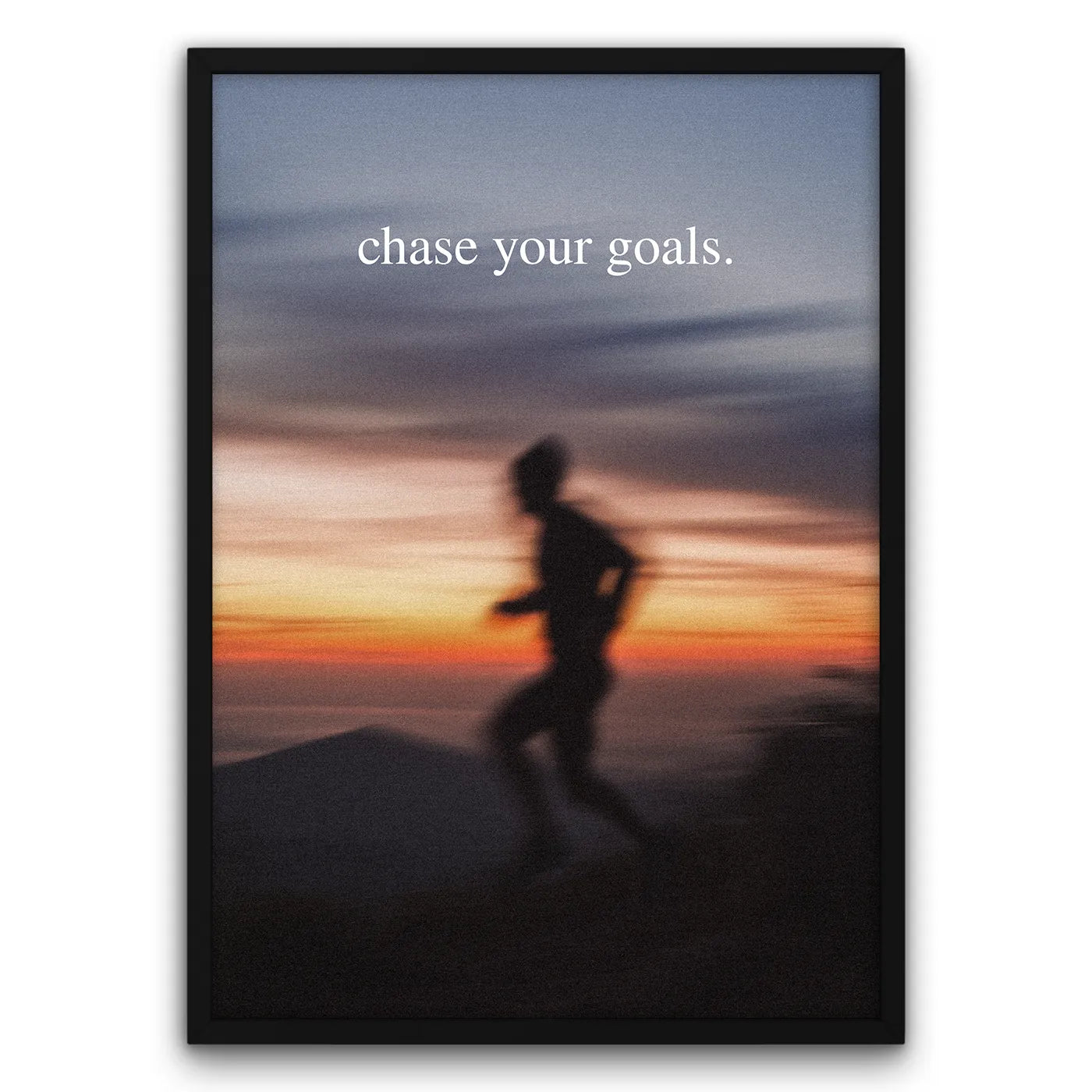 Plakat motywacyjny z napisem "chase your goals" przedstawiający sylwetkę biegacza na tle zachodu słońca.