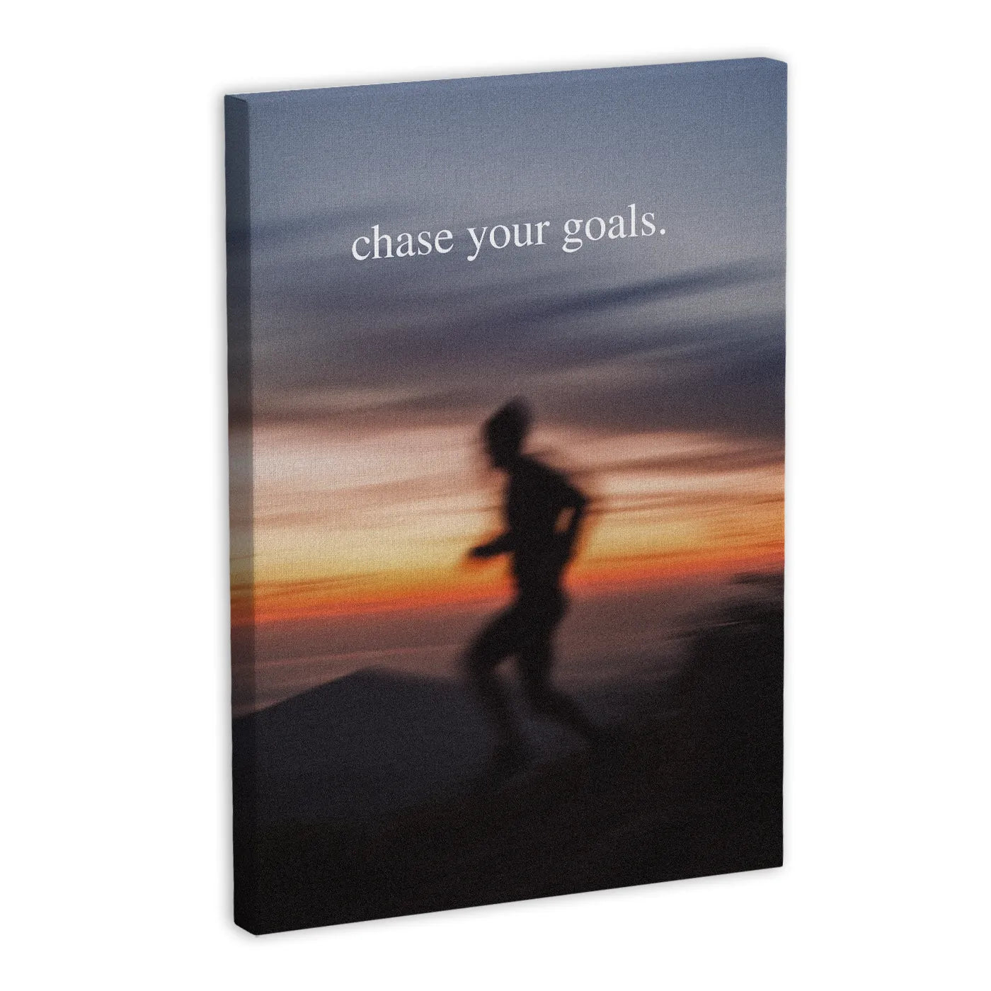 Obraz na płótnie z napisem "chase your goals" przedstawiający sylwetkę biegacza na tle zachodu słońca.