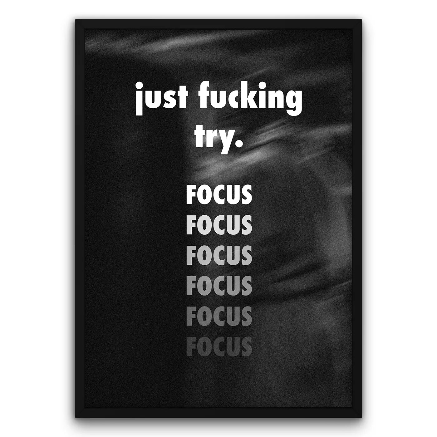 Plakat motywacyjny z napisem "Just Fucking Try" i powtarzającym się słowem "Focus" na czarnym tle.