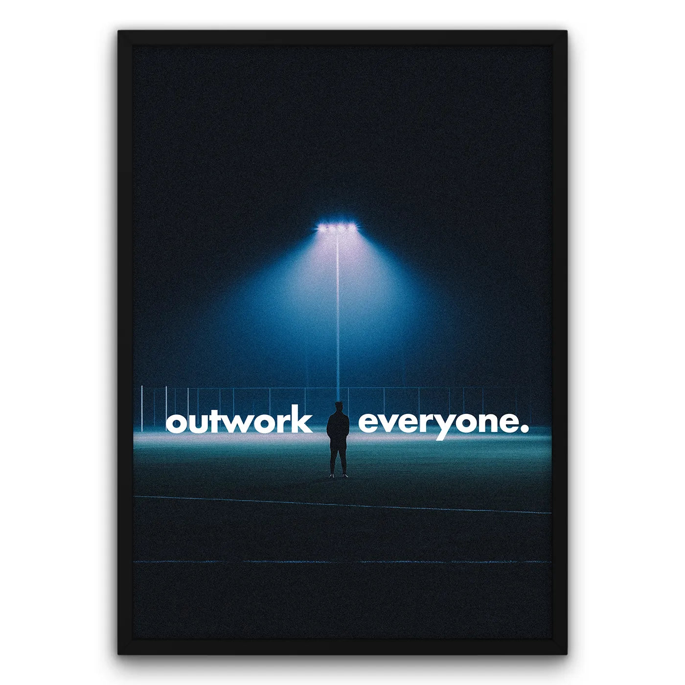 Plakat motywacyjny "Outwork Everyone" z postacią stojącą na oświetlonym boisku sportowym.