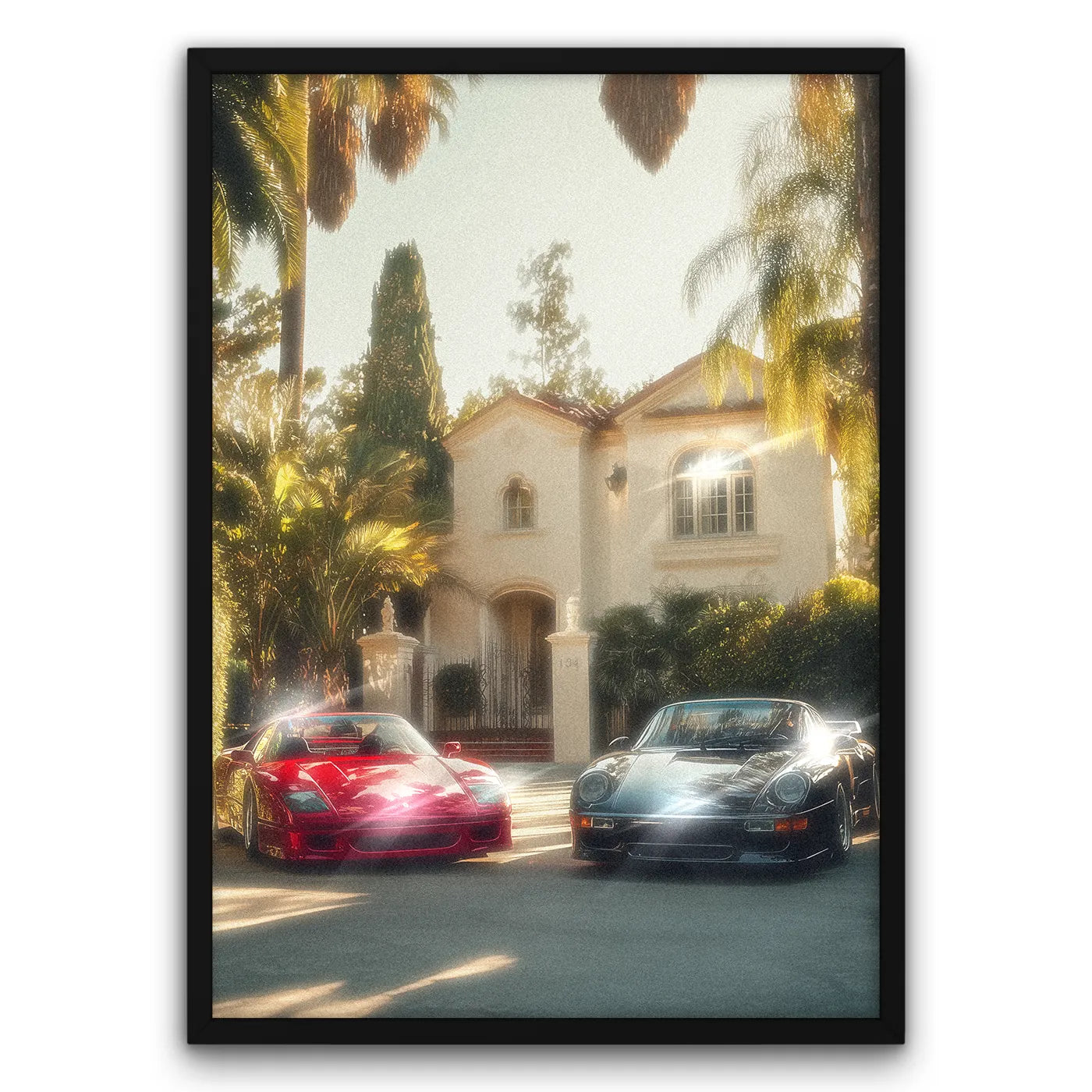 Plakat z samochodami Porsche i Ferrari przed luksusową rezydencją, otoczoną palmami, w stylu retro.