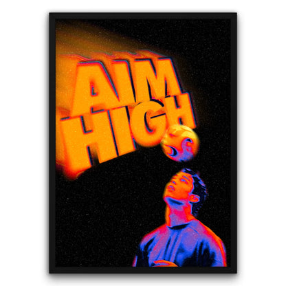 Plakat motywacyjny "Aim High" z piłkarzem i piłką, dynamiczny design, sportowa inspiracja.