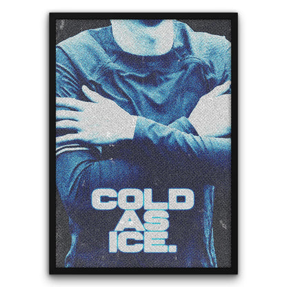 Plakat "COLD AS ICE" z osobą w niebieskiej koszulce z założonymi rękami na piersi.