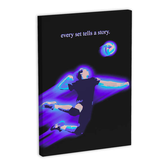 Obraz na płótnie z dynamiczną sylwetką siatkarza w trakcie skoku, z piłką do siatkówki w tle. Napis "every set tells a story" na górze obrazu. Dominujący kolor to czarny z niebieskimi i fioletowymi akcentami. Idealny dla fanów siatkówki i sportowej sztuki.