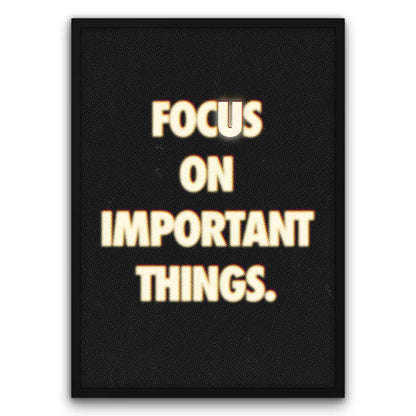 Plakat z napisem "Focus On Important Things" na czarnym tle, motywacyjny poster do biura lub domu.
