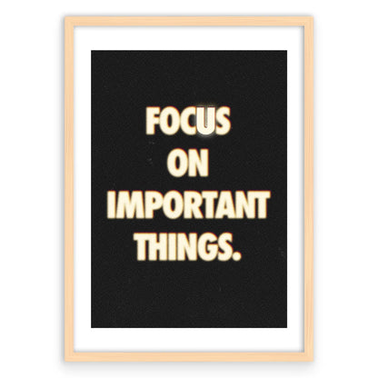 Focus On Important Things Plakat-Biała Krawędź-Naturalna Drewniana Rama