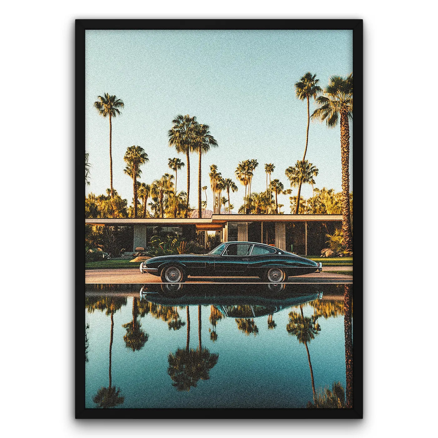 Plakat z klasycznym samochodem Jaguar E-Type na tle palm i nowoczesnej architektury, odbijający się w wodzie.