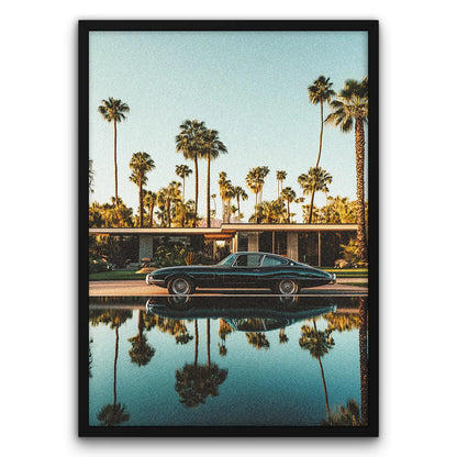 Plakat z klasycznym samochodem Jaguar E-Type na tle palm i nowoczesnej architektury, odbijający się w wodzie.