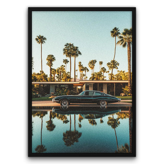 Plakat z klasycznym samochodem Jaguar E-Type na tle palm i nowoczesnej architektury, odbijający się w wodzie.