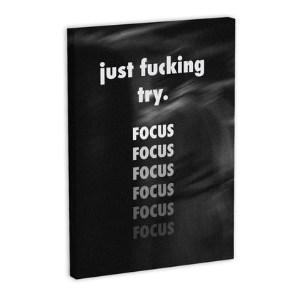 Motywacyjny obraz na płótnie z napisem 'just fucking try. FOCUS' w czerni i bieli