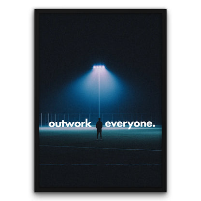 Plakat motywacyjny "Outwork Everyone" z postacią stojącą na oświetlonym boisku sportowym.