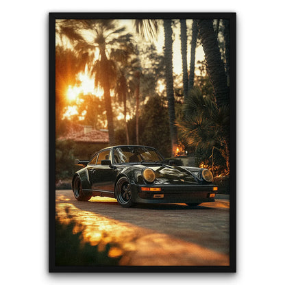 Plakat z samochodem Porsche 911 na tle zachodzącego słońca, otoczony palmami.