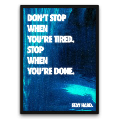 Plakat motywacyjny z napisem "Don't stop when you're tired. Stop when you're done." na tle w odcieniach niebieskiego.