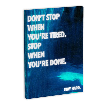 Motywacyjny obraz na płótnie z napisem "DON'T STOP WHEN YOU'RE TIRED. STOP WHEN YOU'RE DONE." na tle w odcieniach niebieskiego.