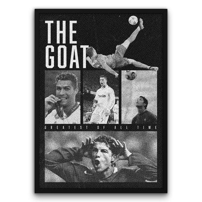 Plakat THE GOAT z piłkarzem w akcji, czarno-biały design, sportowa dekoracja ścienna, idealny dla fanów piłki nożnej.