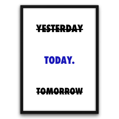 Plakat motywacyjny z napisem "Yesterday" i "Tomorrow" przekreślonymi, "Today" na niebiesko.