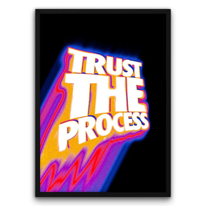 Plakat z napisem "Trust the Process" na czarnym tle, kolorowe efekty świetlne, motyw motywacyjny.