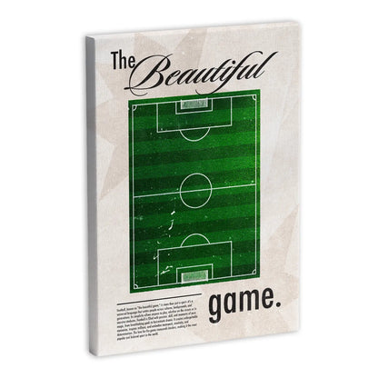 Obraz na płótnie z napisem "The Beautiful Game" i grafiką boiska piłkarskiego. Idealny do dekoracji wnętrz dla miłośników piłki nożnej.